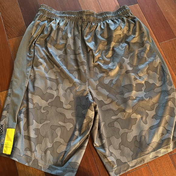 Reebok men’s gray camo with yellow drawstring shorts size L - Picture 5 of 6